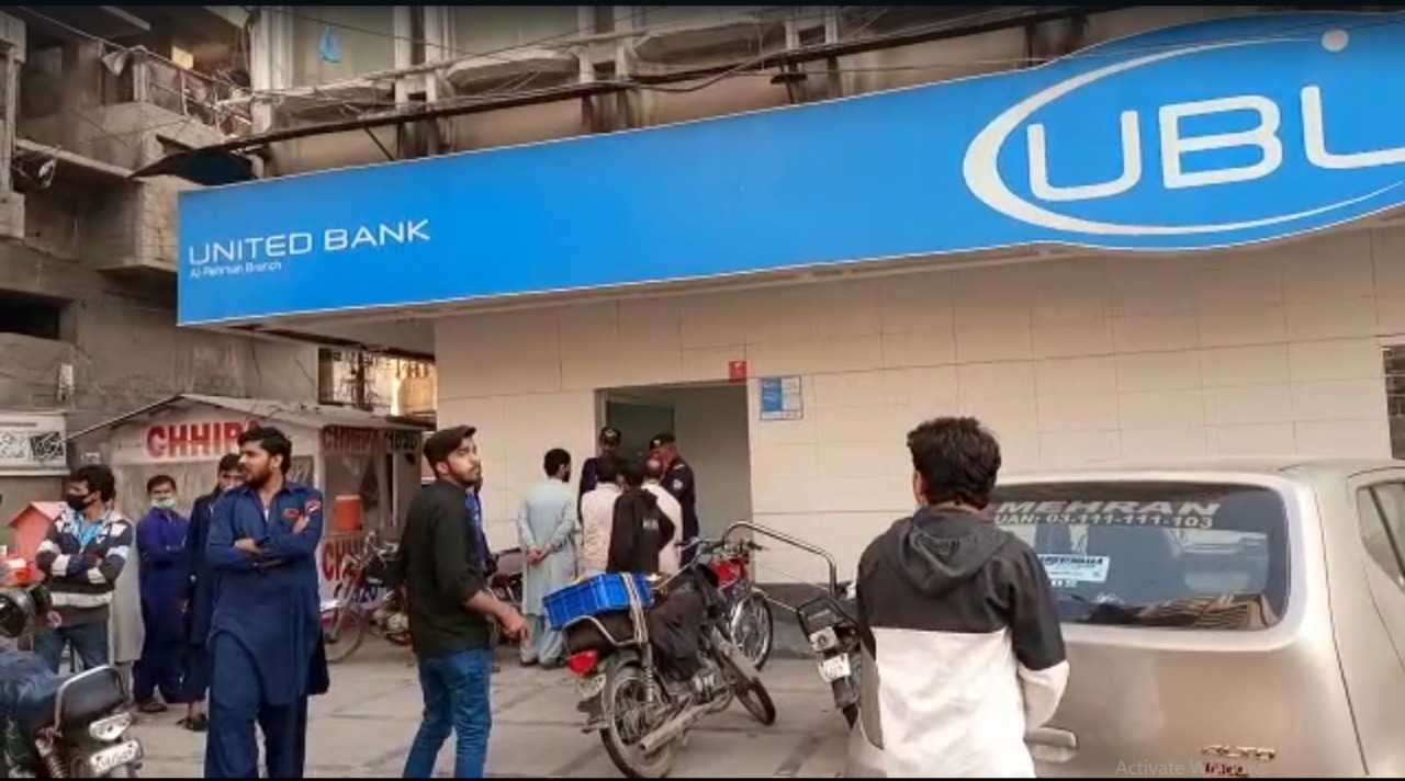 کراچی کےعلا قے  گلشن اقبال میں لٹیروں نے  رقم کی لالچ میں بینک کی اے ٹی ایم مشین ہی اکھاڑ ڈالی۔