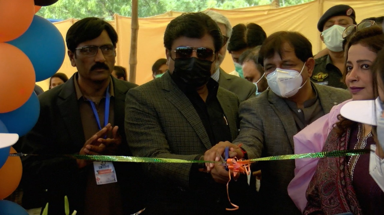 کراچی میں سندھ سائنس فیسٹیول کا آغاز ہوگیا۔ تھرپارکر سے تعلق رکھنے والے طالبعلم چمن لعل نے انسانی ہڈیوں کے نام کم سے کم وقت میں بتانے کا دعوی بھی کردیا۔