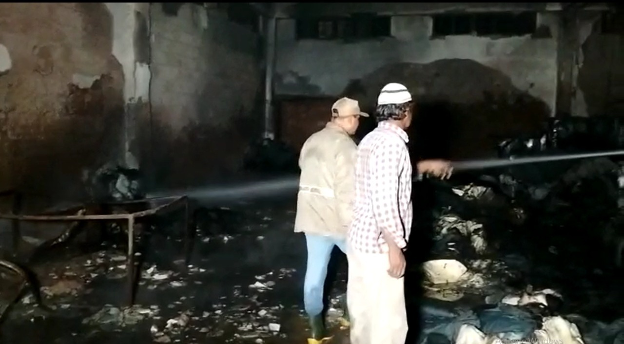 کراچی کےعلاقے سائٹ سپرہاٰئی وےاحسن آبادمیں واقع کپڑےکی ڈائن فیکٹری میں آتشزدگی کاواقعہ پیش آیا،فائربیگیڈکی چارگاڑیوں نےآگ پرقابوپایا۔
