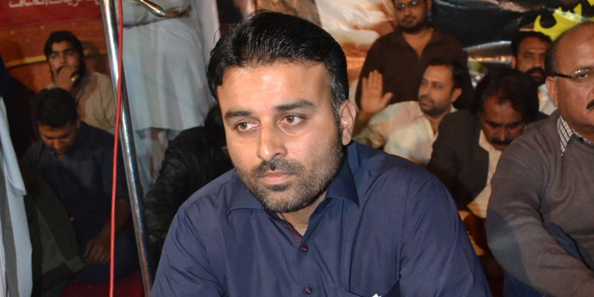 پاکستان تحریک انصاف کےرکن صوبائی اسمبلی راجہ اظہردہگررہنمائوں کادعوی ہےکہ شارع فیصل پرلگےپارٹی پرچم پولیس نےہٹائے،