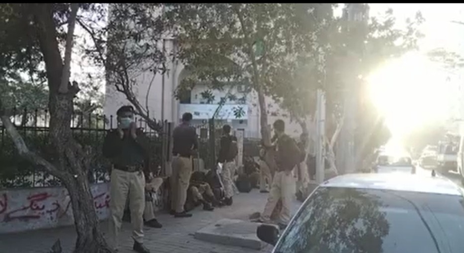 پیپلز پارٹی کے رہنما کراچی میں گورنر ہاوس کے باہر پہنچ گئے
