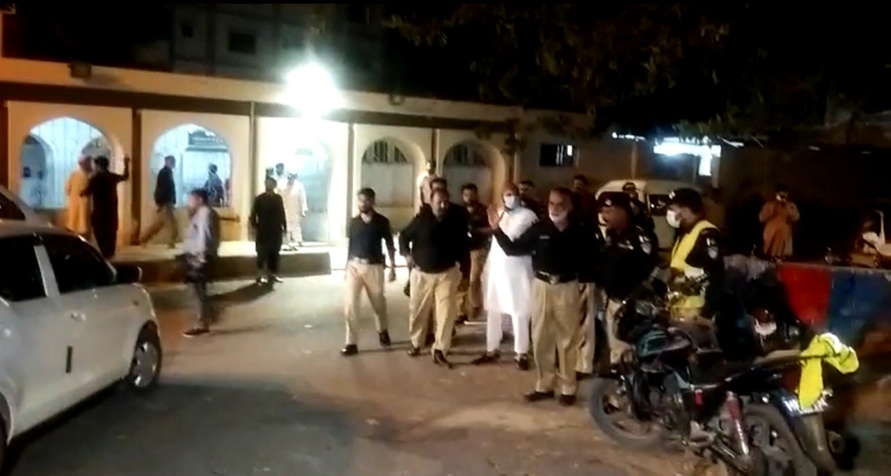 پاکستان تحریک انصاف کے منحرف رکن ایم این اے رمیش کمار کے گھر کے باہر کیا جانے والا احتجاج مہنگا پڑ گیا 