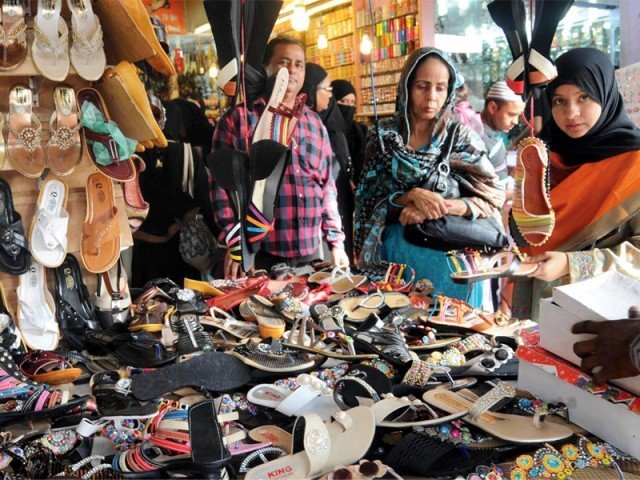 عید الفطر کی آمد  کراچی کی رونقیں بھی ہمراہ لے آئی ہے ۔