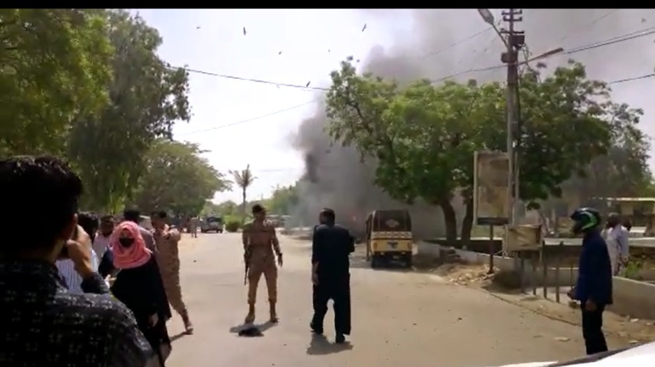 کراچی یونیورسٹی میں وین میں دھماکہ ۔ غیرملکیوں سمیت  چار افراد کی جان چلی گئی۔