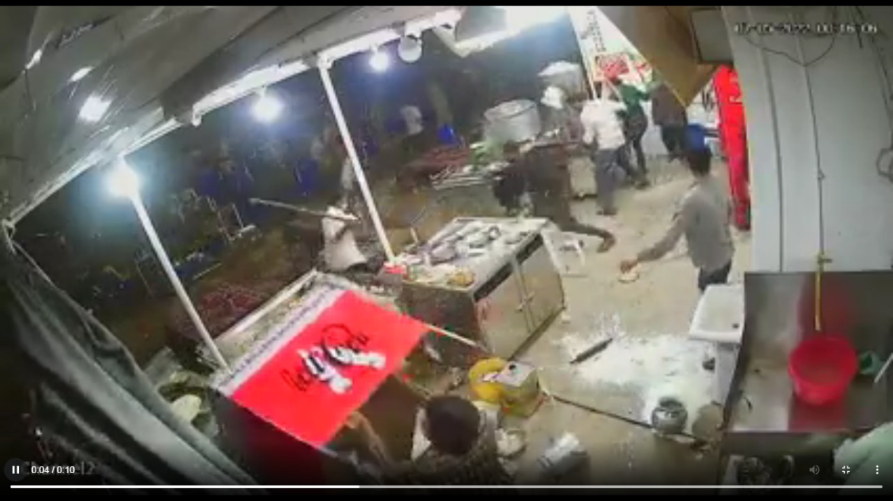 کراچی کے علا قے لانڈھی میں معمولی   بات پر ہونے والا جھگڑا  دو گروپوں کے درمیان خطرناک تصادم کا سبب بن گیا 