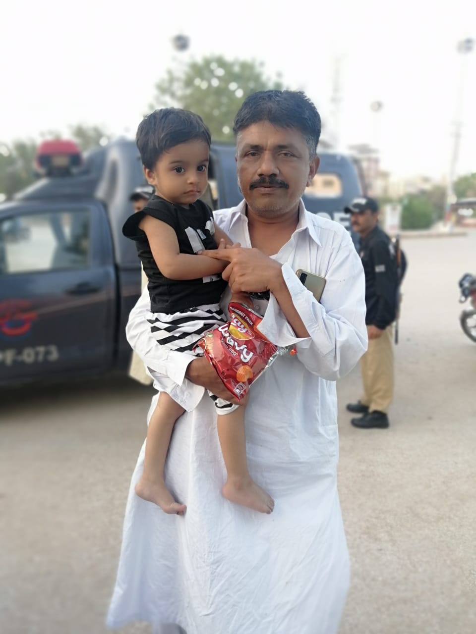 کراچی سپر ہائی وے میں واٹر پارک سے مبینہ طور پر اغوا ہونے والا بچہ لطیف آباد سے بازیاب ہوگیا،،،