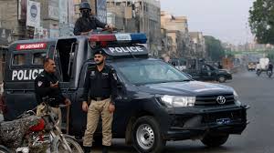 کراچی  پریس کلب کے باہر احتجاجی  این ٹی ایس  پاس اساتذہ  پر پولیس کا لاٹھی چارج ۔