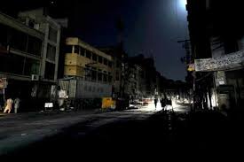 کراچی میں لو ڈشیڈنگ کے ستائے شہری سڑکوں پر نکل آئے۔
