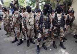 کراچی میں رینجرز  نے لیاقت آباد سے انتہائی مطلوب ڈکیت گروہ کے تین کارندوں کو گرفتارکرلیا۔