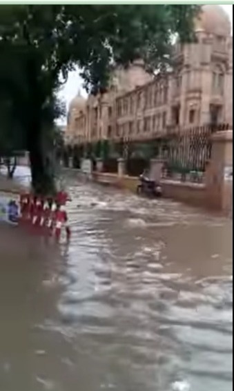کراچی کےمختلف علاقوں میں بونداباندی اوربارش کاسلسلہ جاری ہے۔
