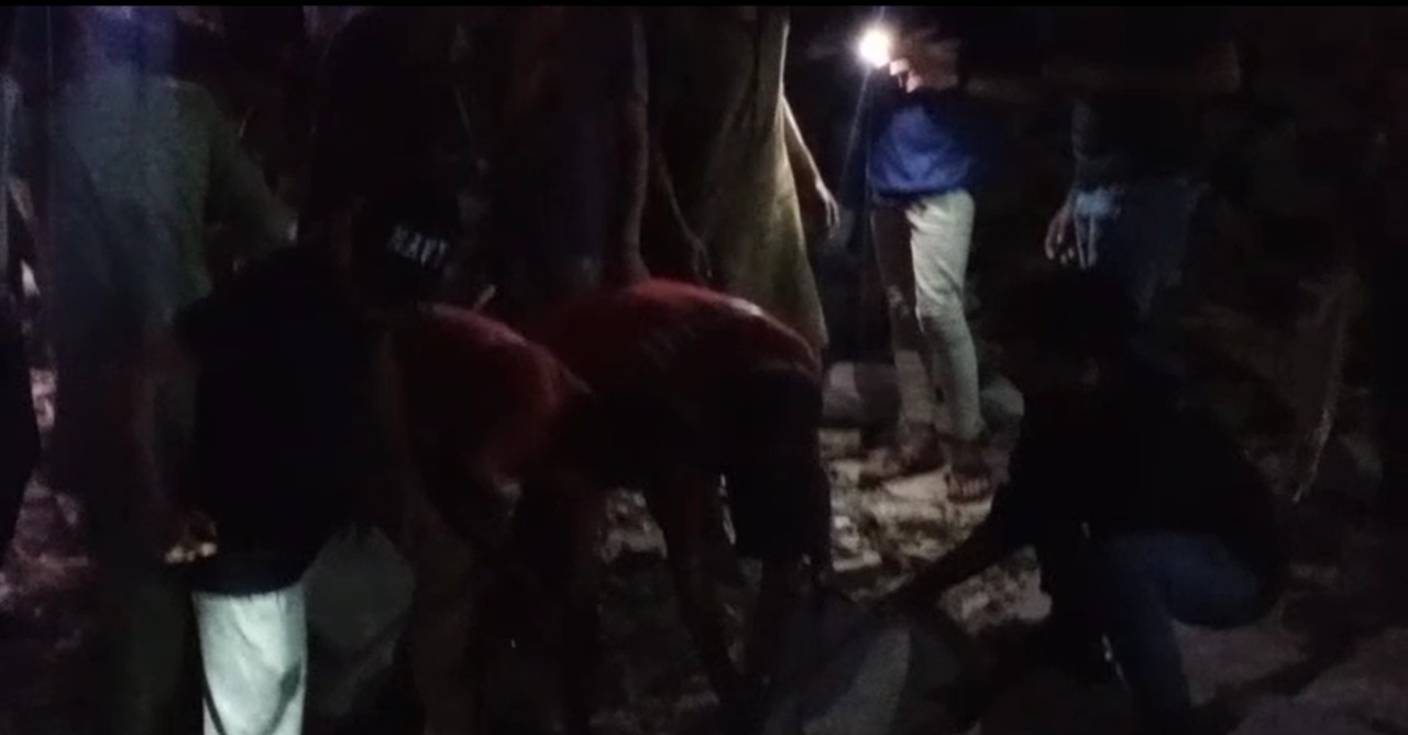کراچی کےعلاقے گارڈن رینچھوڑلائن کےقریب رہائشی فلیٹ میں مبینہ گیس لیکج کےدھماکےکےنتیجے میں میاں بیوی اورکمسن بچہ جھلس کرزخمی ہوگیا۔