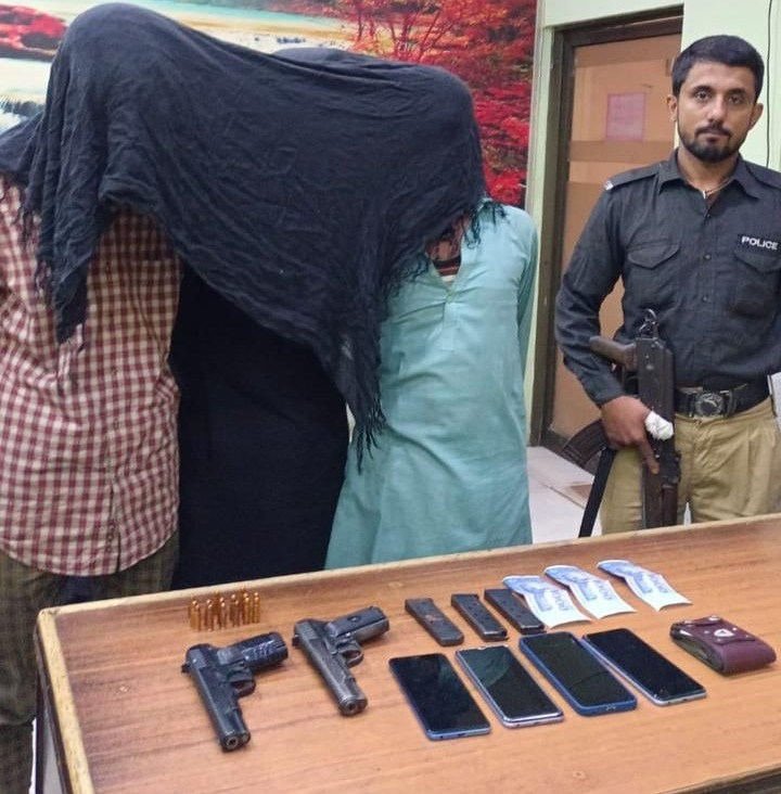 کراچی میں رات گئے مبینہ پولیس مقابلے اور پولیس کارروائی کے دوران ایک زخمی ملزم اور درجنوں وارداتوں میں ملوث تین ملزمان گرفتار،،،