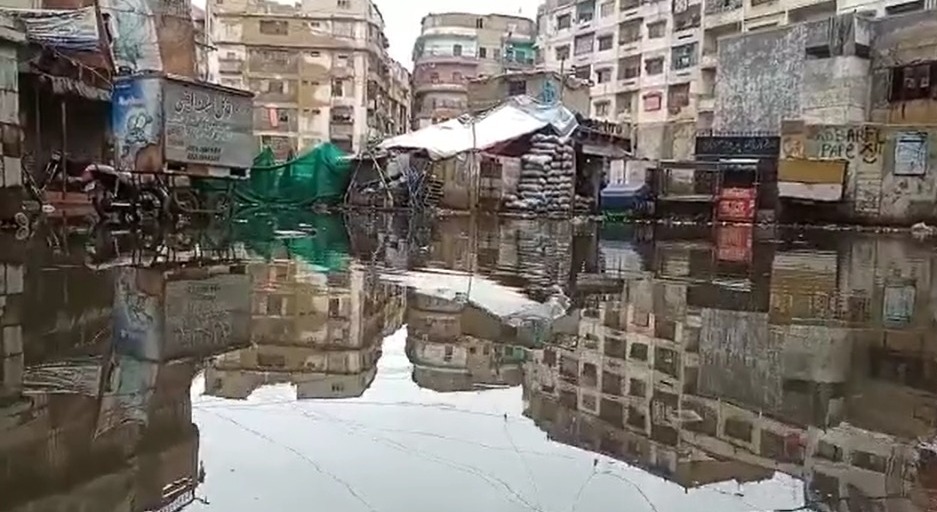 کراچی میں مون سون کے   تیسرے اسپیل  کے دوسرے  روز بھی بادل  برسے۔  