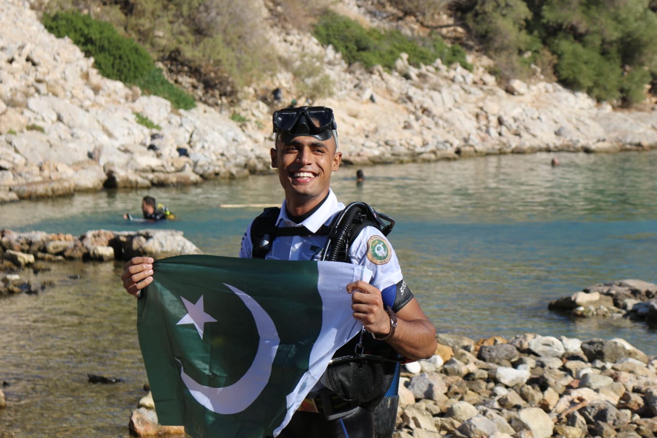 پاکستان کی ڈائمنڈ جوبلی پر یورپ میں پہلی بار پاکستانی پرچم 75 منٹ تک 75 میٹر سمندر کی گہرائی میں لہرایا گیا 