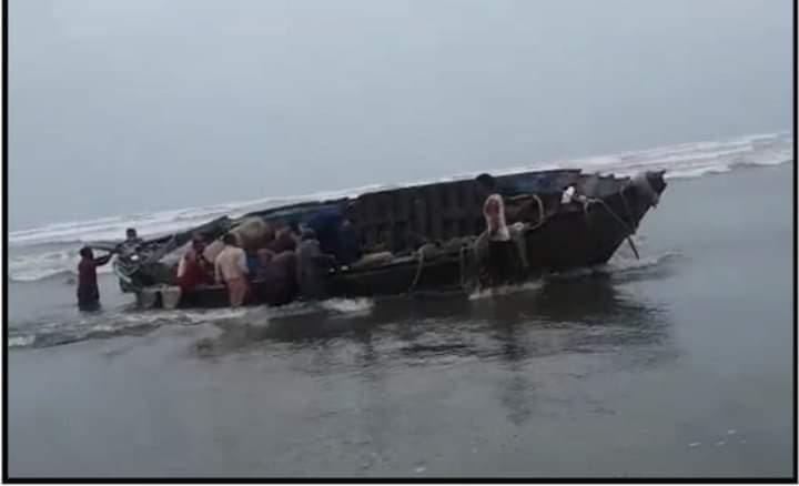 پاک بحریہ نے کھلے سمندر میں ڈوبنے والی بھارتی کشتی پر سوار دس میں سے نو افراد کو بچالیا۔