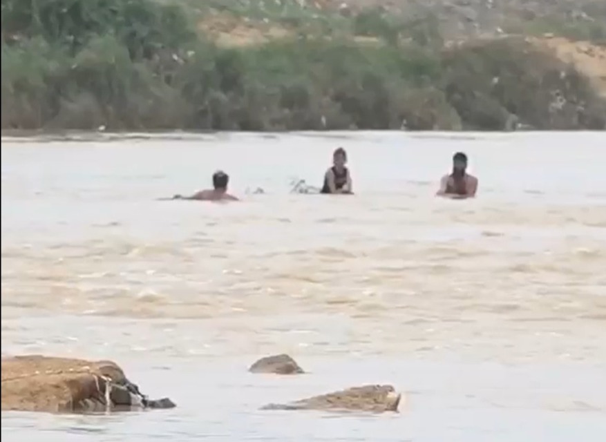 کراچی ملیر ندی  میں طغیانی کے باعث بہہ جانے والی گاڑی میں سوار افراد کی تلاش میں ریسکیوآپریشن تیسرےروز