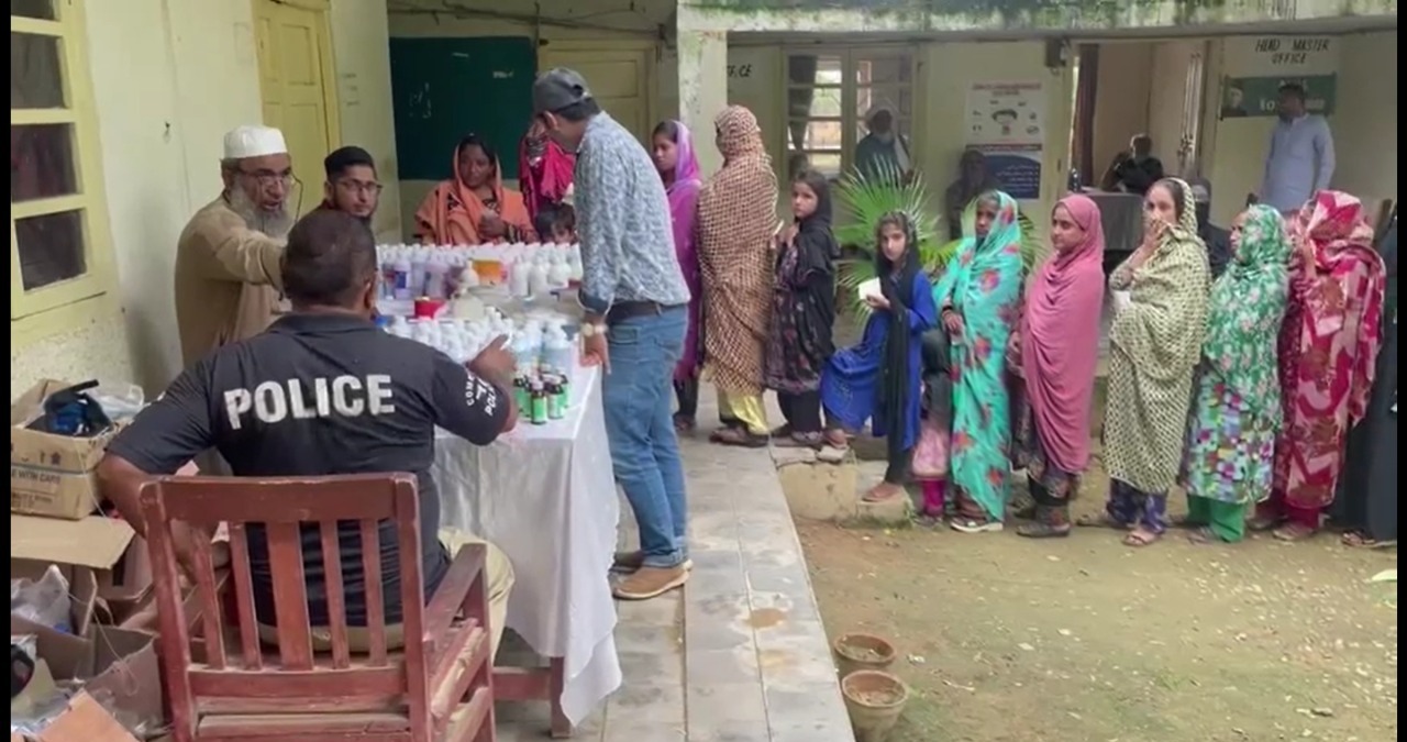  کراچی کارخ کرنےوال اندرون سندھ کےسیلاب متاثرین کےلیےضلع ملیرپولیس نےضلعی انتظامیہ کےاشتراک سےگڈاپ میں فری میڈیکل کیمپ کاانعقادکیا،