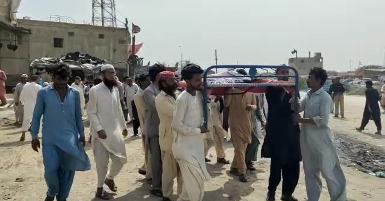 نیشنل ہائی وے گھگر پھاٹک کے قریب سیلاب متاثرین کا احتجاج۔
