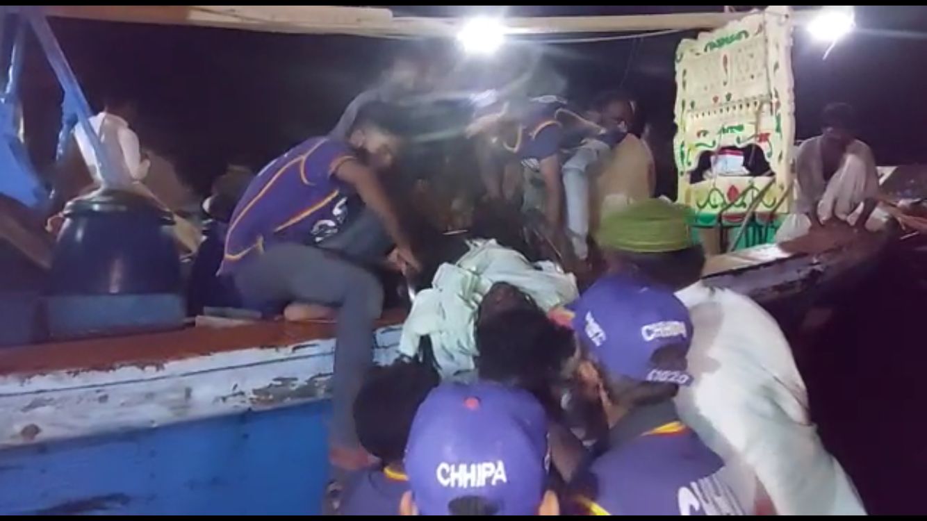  کراچی میں چشمہ گوٹھ کے قریب سمندر میں لانچ کی ٹنکی میں مبینہ طورپرزہریلی گیس سےتین ماہی گیرجاں بحق اورایک شخص بےہوش ہوگیا۔۔