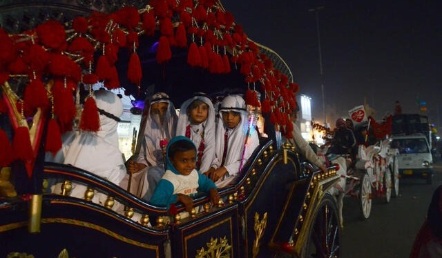 جشن عید میلاد النبی صلی اللہ علیہ وآلہ وسلم کے موقع پرکراچی میں  بگھیوں کی ریلی نکالی گئی