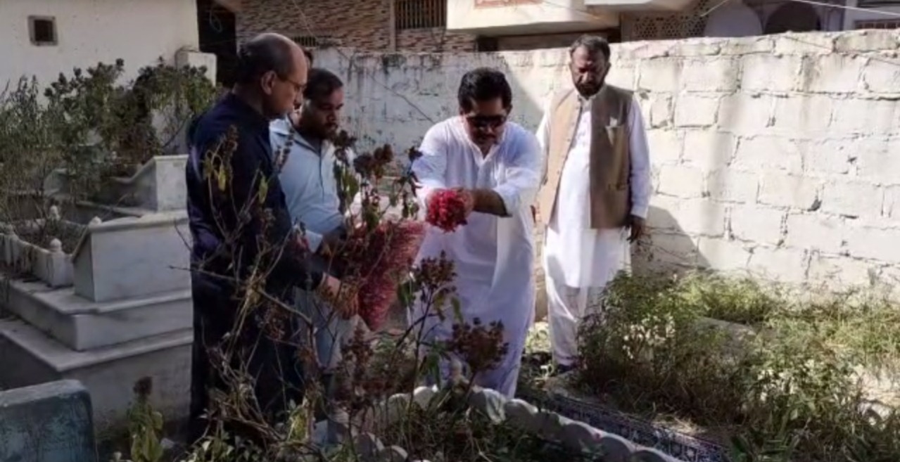 کراچی میں اٹھارہ اکتوبر سانحہ کارساز  کی پندرہویں برسی  پر پیپلزپارٹی کے رہنماوں نےشہدا کی قبروں پر فاتحہ خوانی کی۔