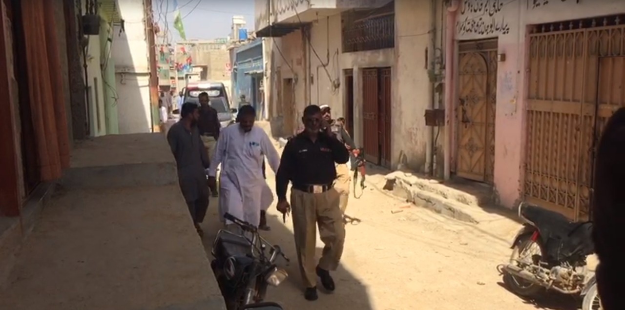 کراچی پاک کالونی میں اسٹریٹ کرمنلز کے ہاتھوں پولیس اہلکار کی شہادت اور شہری کے جاں بحق ہونے  کا  مقدمہ درج کرلیا گیا۔