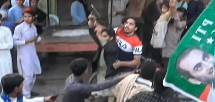 پاکستان تحریک  انصاف   کے چیئرمین عمران خان پر فائرنگ   کی گئی۔