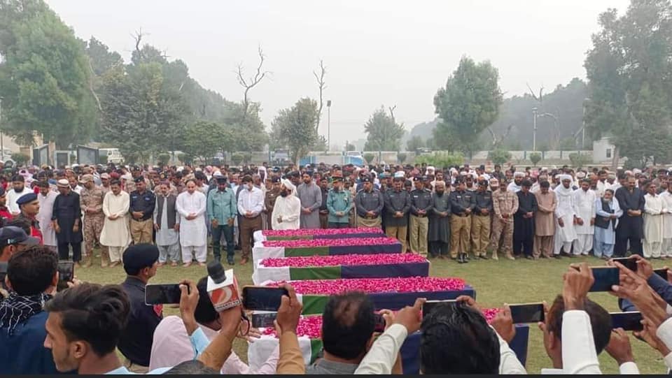 سندھ کے ضلع گھوٹکی میں دریائے سندھ میں کچے کے علاقے میں مسلح افراد کے حملے میں ڈی ایس پی سمیت پانچ پولیس اہلکارجاں سے گئے۔