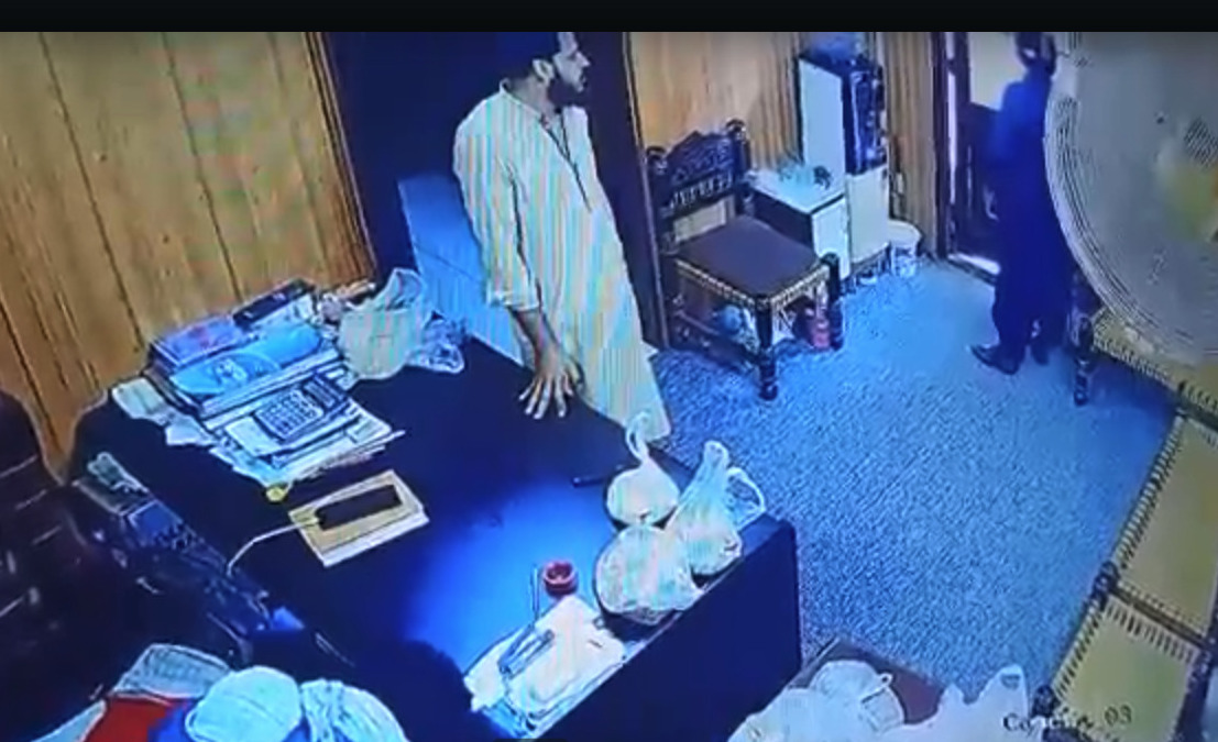 کراچی  بھینس کالونی میں اسٹیٹ ایجنسی پر ڈکیتی کی سی سی ٹی وی فوٹیج سامنے آگئی۔ 