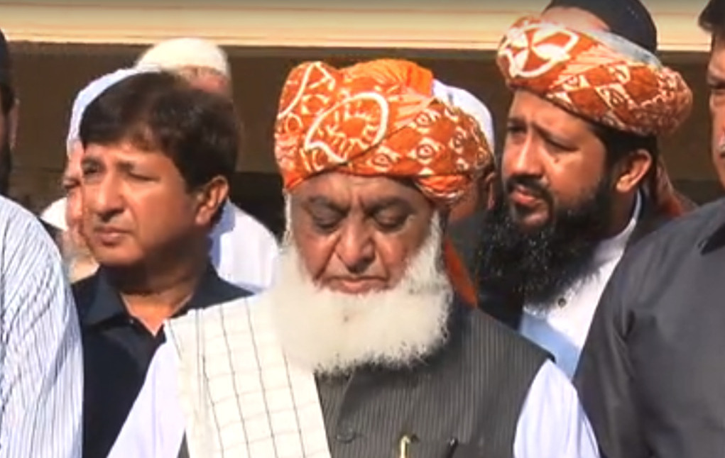 پی ڈی ایم کے سربراہ مولانا فضل الرحمن کا کہنا ہے  ملک  بہتری کی جانب بڑھ رہا ہے۔