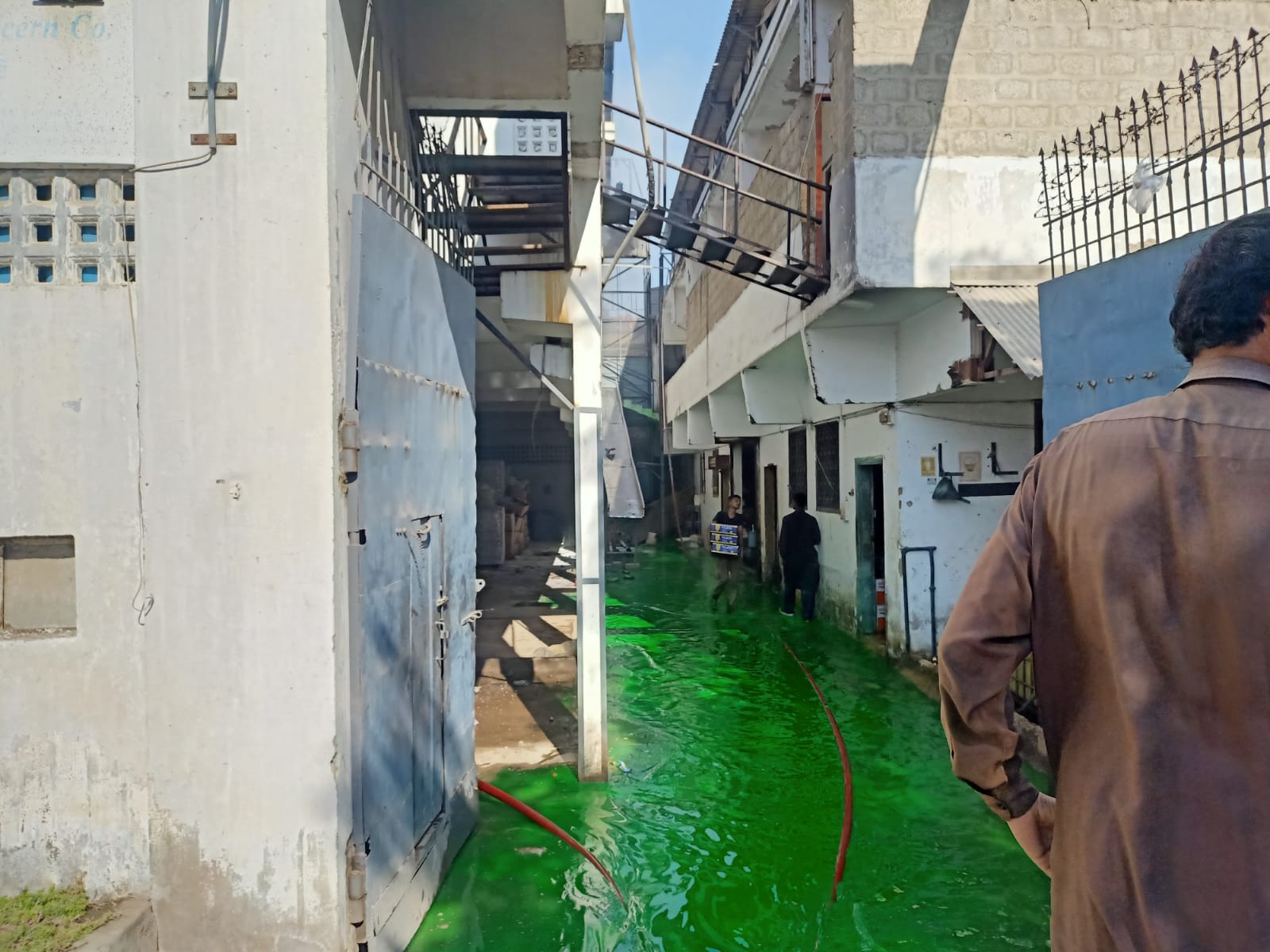 کراچی، کورنگی اللہ والا ٹاؤن میں مکان کے واٹر ٹینک میں مبینہ گیس دھماکہ سے بچے سمیت دو افراد زخمی ہوگئے۔