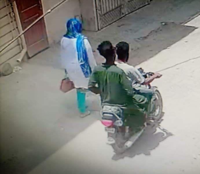 کراچی  ماڈل کالونی میں راہگیرخاتون ڈاکووں کےہاتھ لٹ گئیں