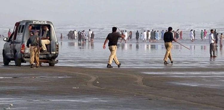 سمندری طوفان بپر جوائے ڈیڑھ سو کلومیٹر فی گھنٹہ کی رفتار سے چلنے والی تیز رفتار ہواؤں اور پینتس سےچالیس فٹ  بلند لہروں کے ساتھ پاکستان کے جنوب مشرقی ساحلی علاقوں کی جانب رواں دواں ہے