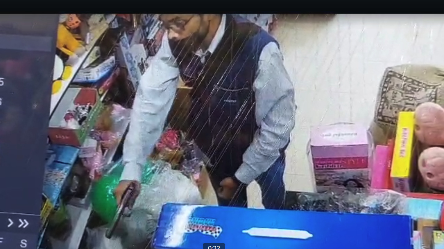 کراچی عائشہ منزل کے قریب  مسلح ملزم  کھلونوں کی  دکان  سے نقدی لوٹ کر فرار ہوگیا۔
