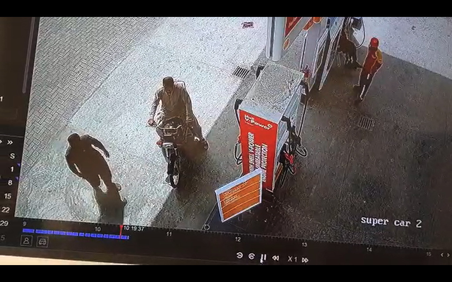 کراچی ملیر سٹی میں تعاقب کرتے ملزمان نے نجی کمپنی کے ملازم سے پیٹرول پمپ پر  ساڑھے چوبیس لاکھ سے زائد رقم لوٹ لی۔