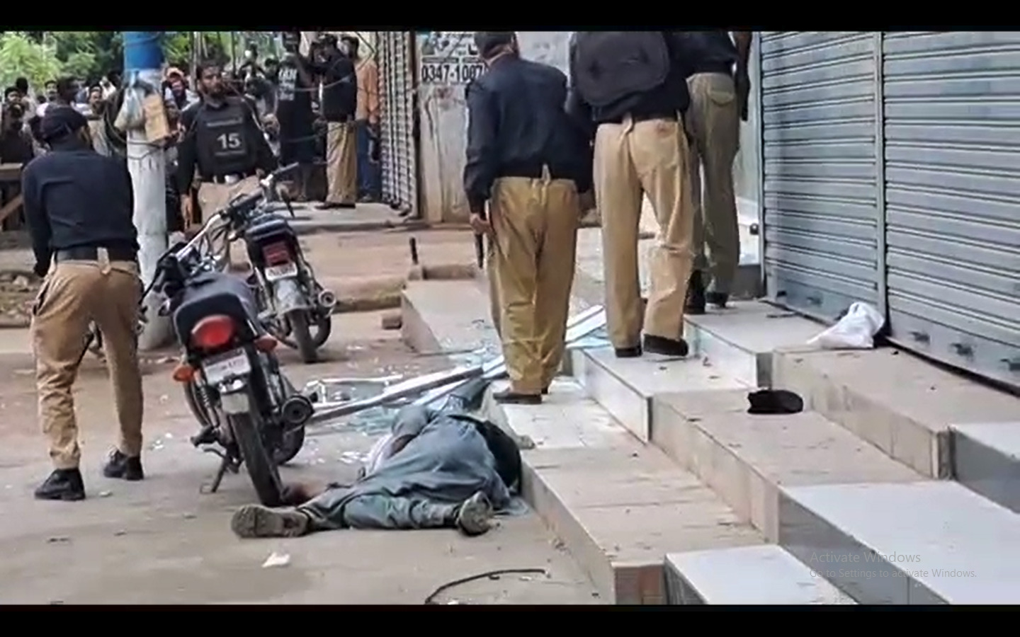 کراچی میں پولیس کے ڈاکووں سے تابڑ  توڑ مقابلے۔