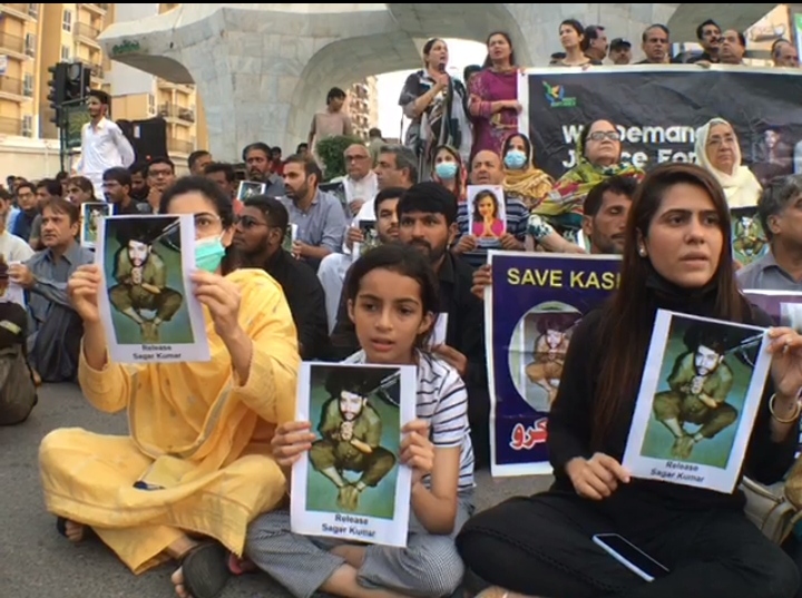 تین تلوار پر اقلیتی حقوق مارچ اور عورت مارچ کے منتظمین کی جانب سے کشمور میں جاری اغوا کاری کے خلاف احتجاج 