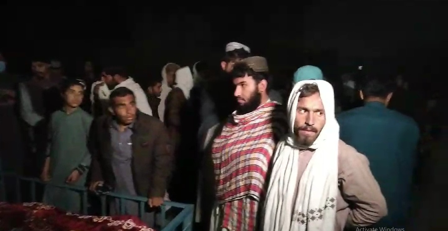 کوئٹہ میں پولیس کی فائرنگ سے جاں بحق شخص کے لواحقین نے  گزشتہ روز احتجاج ریڈ زون کے قریب لاش رکھ کر دھرنا 