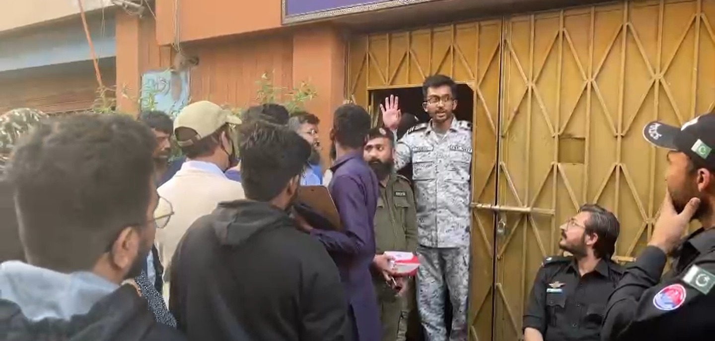 کراچی میں بچوں کے سب سےبڑے  سرکاری اسپتال قومی ادارہ برائے امراض اطفال کی لفٹ اچانک بند ہوگئی۔