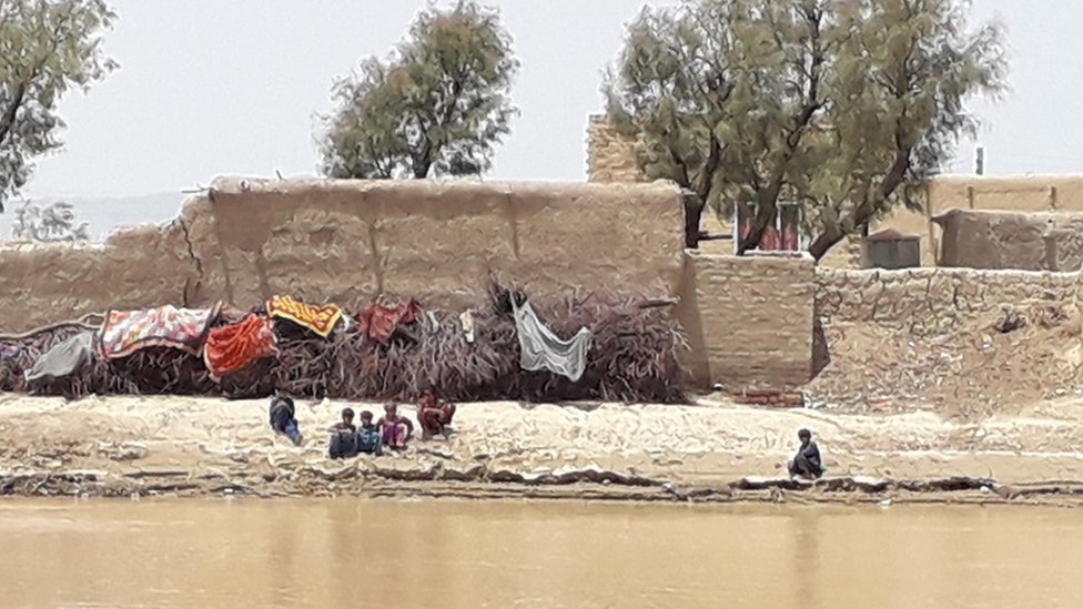قمبر 3 بچے جھلس کر جاں بحق، 4 افراد زخمی   