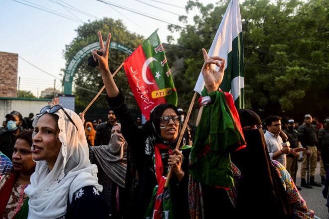  کراچی میں انتخابی نتائج کے خلاف جماعت اسلامی، پی ٹی آئی  اور تحریک لبیک  کا صوبائی الیکشن کمیشن آفس کے باہر احتجاج۔