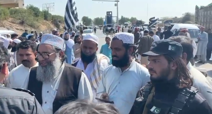  انتخابی نتائج کیخلاف کراچی میں جمعیت علمائے اسلام ف نے نادرن بائی پاس پر احتجاج کیا