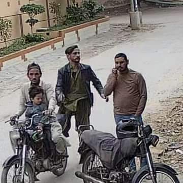 کراچی میں اسٹریٹ کرائم کی واردات میں معصوم بچے کا  ڈھال کے طور پر   استعمال