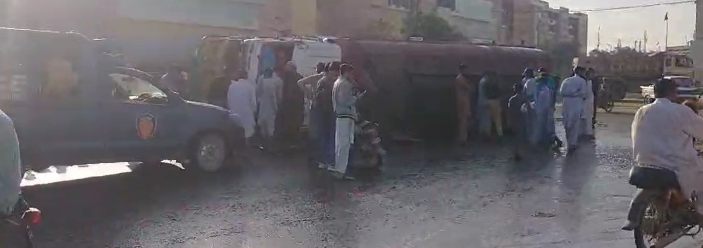 ٹینکر الٹاتوشہریوں نے سڑک پر جمع پیٹرول برتنوں میں بھرنا شروع کردیا،