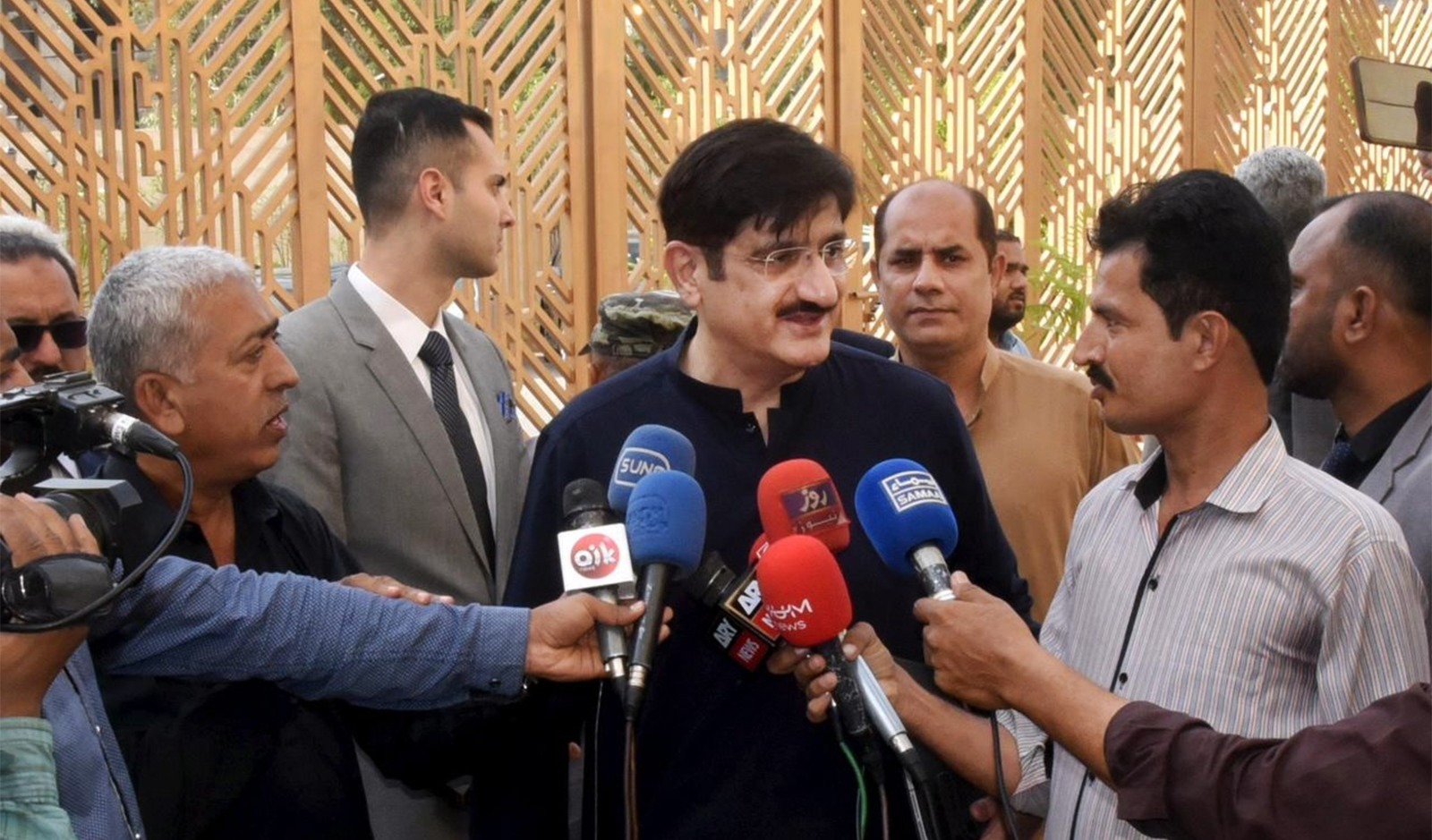 وزیر اعلیٰ سندھ مراد علی شاہ کا کہنا ہے  سینٹ انتخابات میں بارہ کی بارہ سیٹیں ہماری ہیں۔