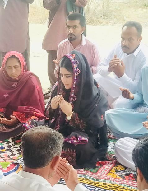ٹھٹھ  پیپلز پارٹی کی  رہنما سینیٹر سسئی پلیجو قاسم گائوں پہنچ گئیں