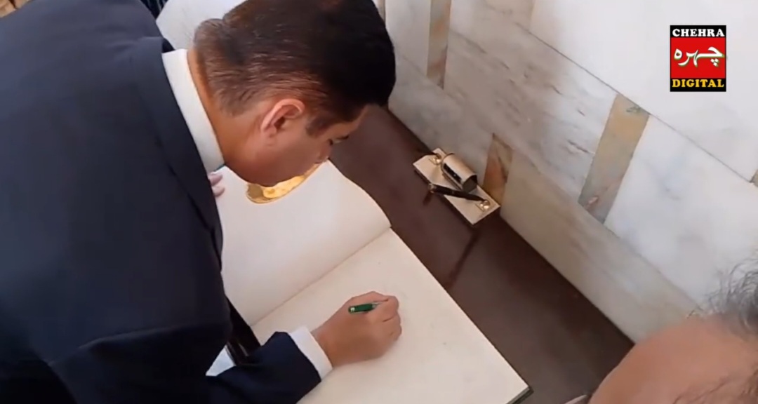  گورنر خیبر پختونخوا فیصل کریم کنڈی کا کہنا ہے کہ وزیر اعلی خیبر پختونخوا اسلام آباد پر حملہ آور ہونے سے قبل آئین پڑھ  لیں۔
