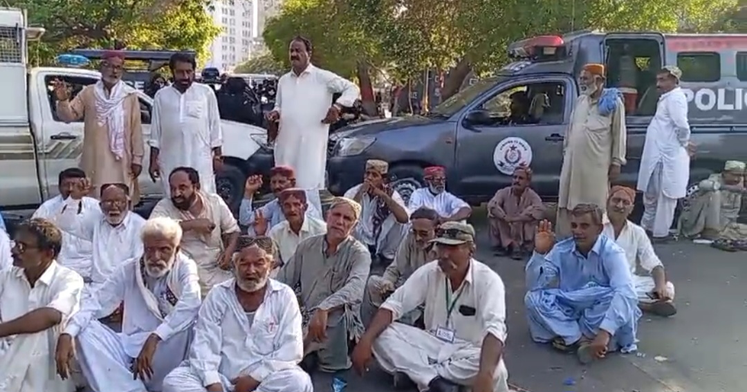  کراچی میں ریٹائرڈسرکاری ملازمین کامطالبات کے حق میں احتجاج