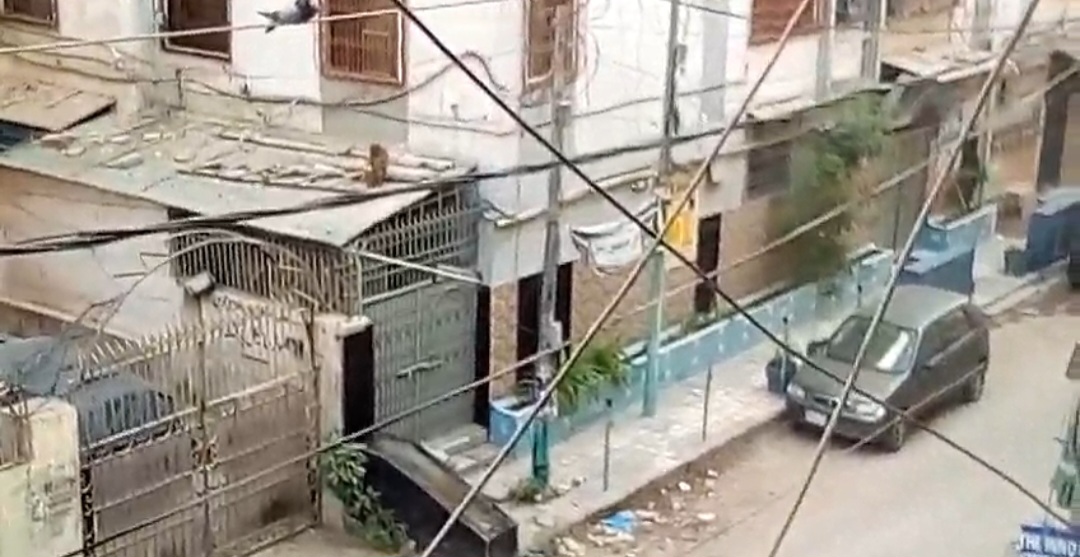  کراچی  سولجر بازار میں دو بندروں کے مٹرگشت کی اطلاع