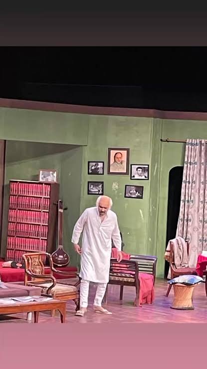  کراچی میں شائقین کے لیے ایک منفرد کامیڈی ڈرامہ بڈھا مر گیا کیا ؟پیش کیا جا رہا ہے